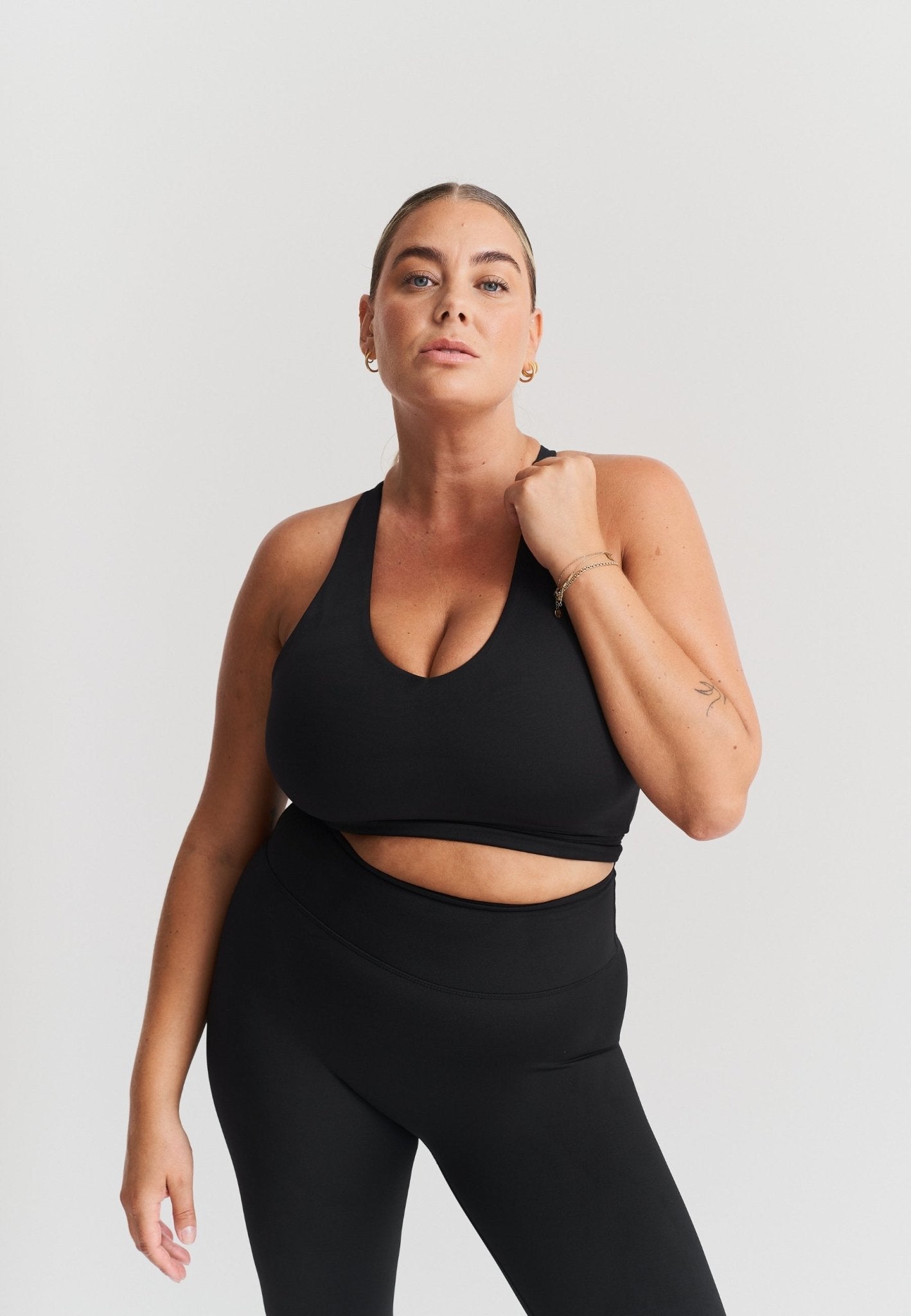 V - neck Cross Back Bra - Black - tjuso