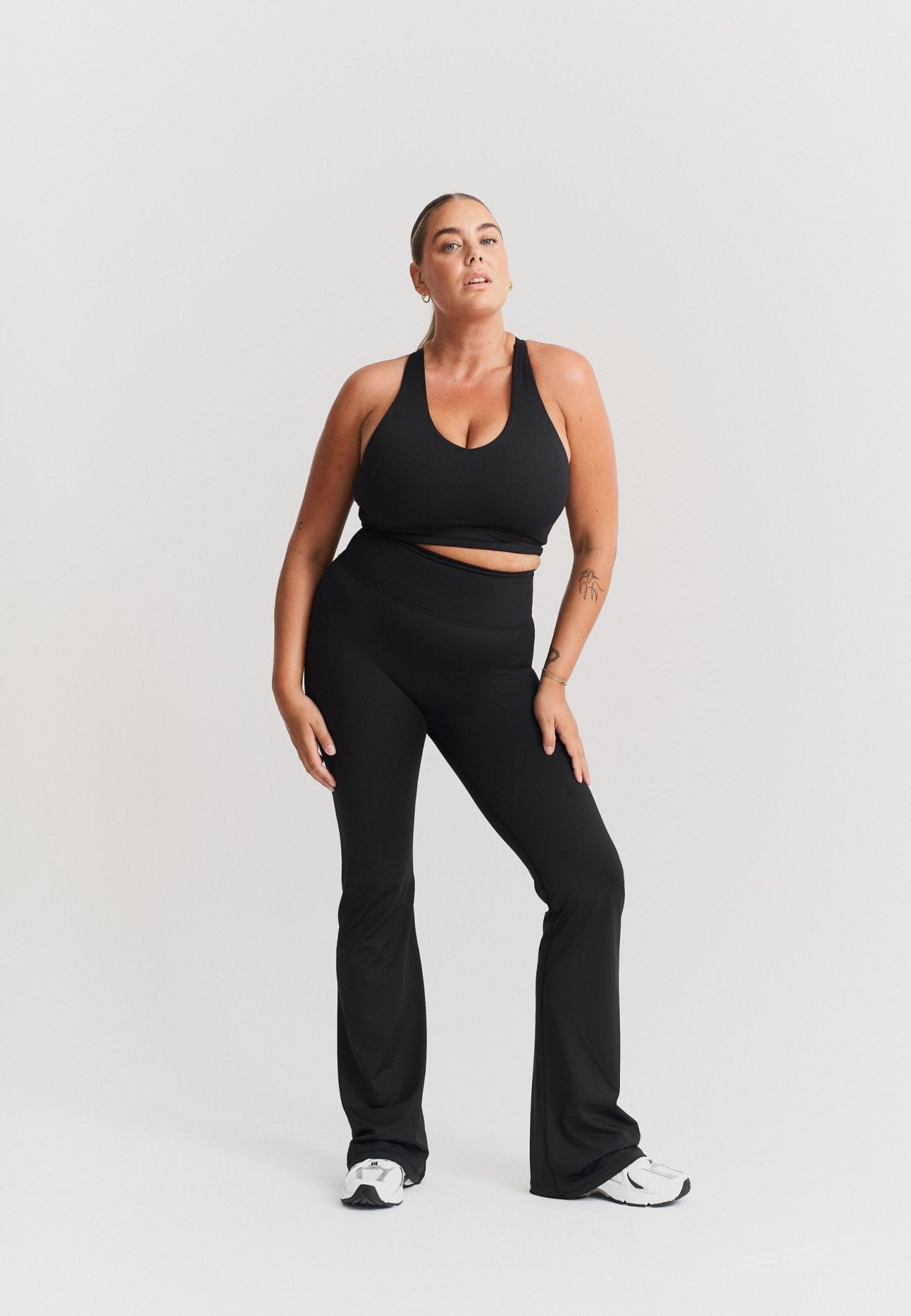 V - neck Cross Back Bra - Black - tjuso