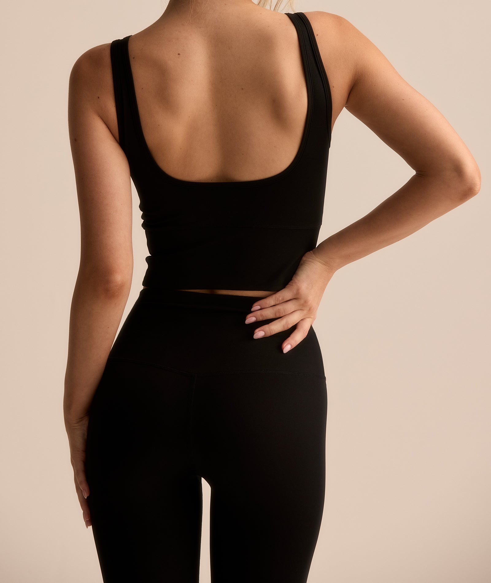 CROPPED TANK - BLACK - tjuso