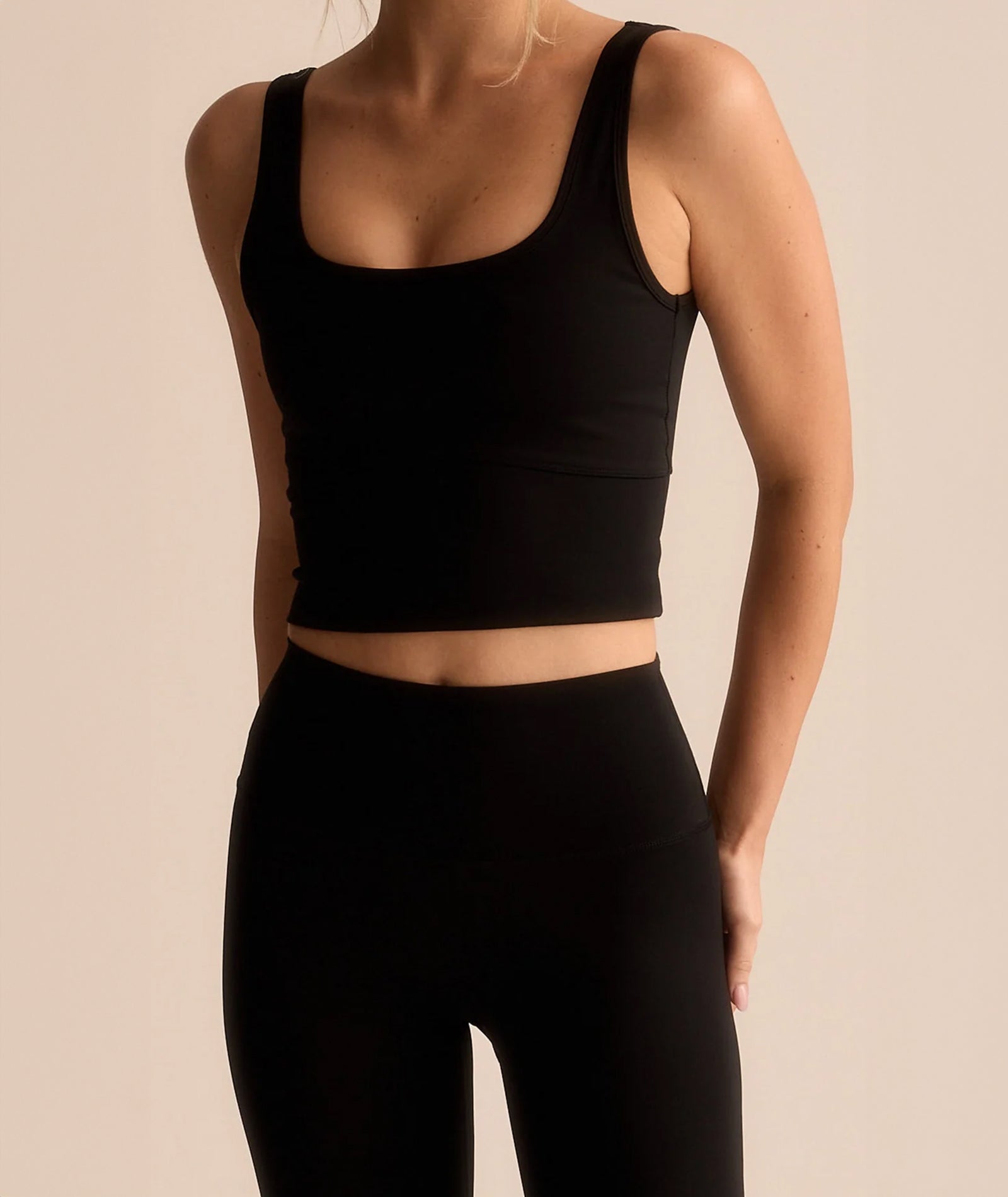 CROPPED TANK - BLACK - tjuso