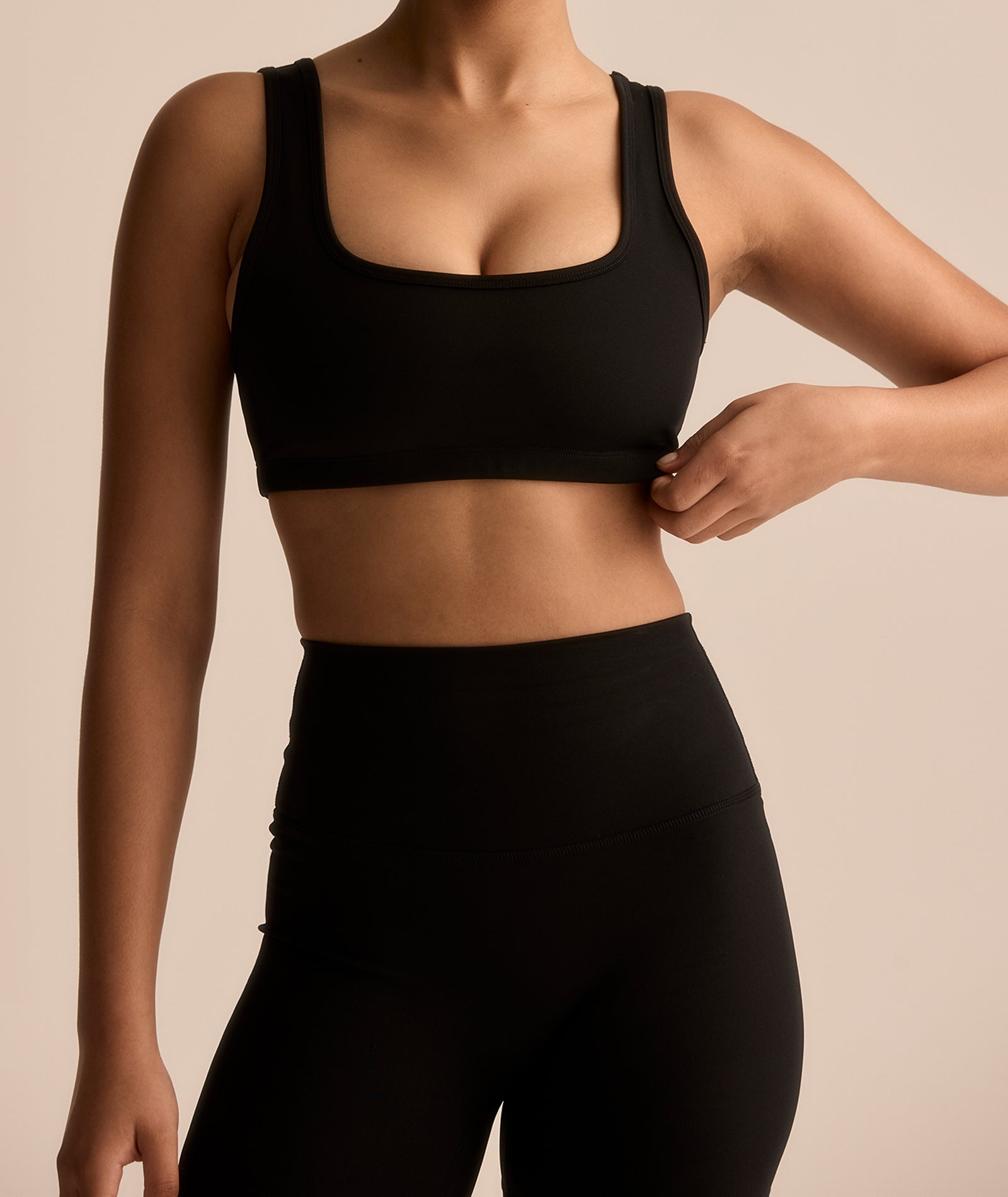SPORTS BRA - BLACK - tjuso